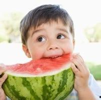 小孩头像女吃瓜,萌态十足引网友热议