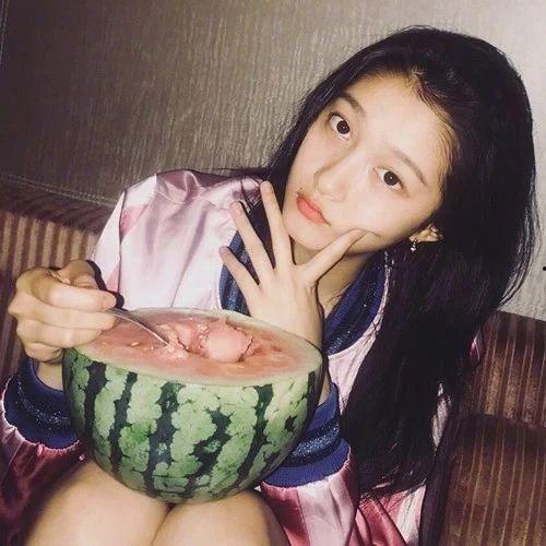 小孩头像女吃瓜,萌态十足引网友热议