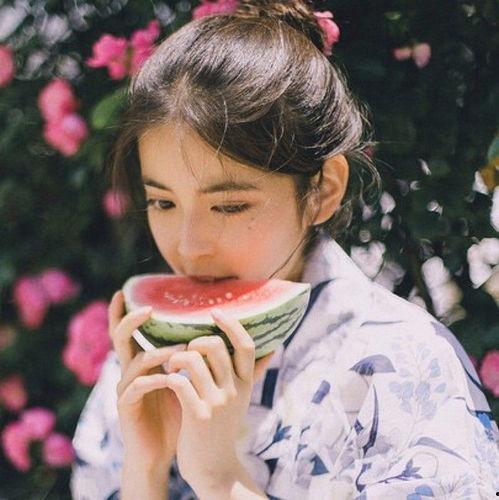 小孩头像女吃瓜,萌态十足引网友热议